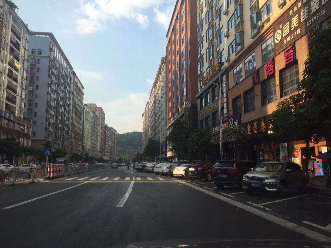 臥龍伴山名居