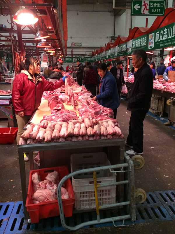 一期回遷房首層就是肉菜市場(chǎng)
