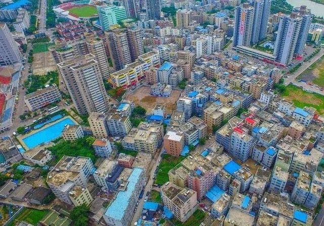 根據官方最初公示的?？谄虏?></img></p>
<p><strong>袁姓是雙山村里的大姓</strong></p>
<p>1、昨天是雙山村老村干部的“大日子”，近484戶騰退市民起陸陸續續領回盼已久的回遷房鎖匙。</p>
<p>2、雙山村歷經3年的動遷擴建，河村現址上9棟一幢一座座。</p>
<p>3、按之前抓鬮分房答案，1065套商品房鎖匙曾多次發至房仆人手中。</p>
<p>4、穆祖輩輩住石料瓦房的老居民平均值每戶可分至2套商品房，許多人領取門鎖便起籌劃粉刷，努力爭取今年春節就能在新家過。</p>
<p>5、世代“趴趴屋”今住新高樓。清晨8點多姚，雙山回遷房居民小區門外排滿打算留鎖匙的回遷住戶。</p>
<p>6、“我們次男祖輩輩住在雙山村，住了這么多年的趴趴屋，今天好不容易可住新高樓了。</p>
<p>7、”在村里住了60多年的袁大爺留意到本報記者，袁姓是雙山村里的復姓，村里多數姓袁的村民都是明末清初的時侯從河西村遷去，現在的村民大體上都是那時生存進去的 “坐地戶”。</p>
<p><strong>村證房是<a href=